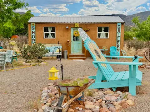 Studio stop on the Abiquiú Studio Tour.