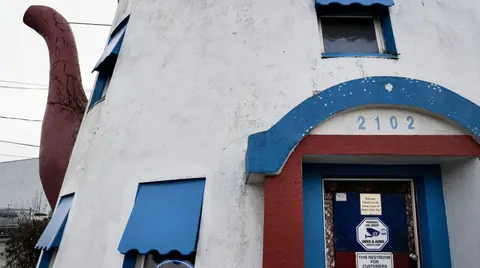 An exterior view of a building shaped like a teapot.