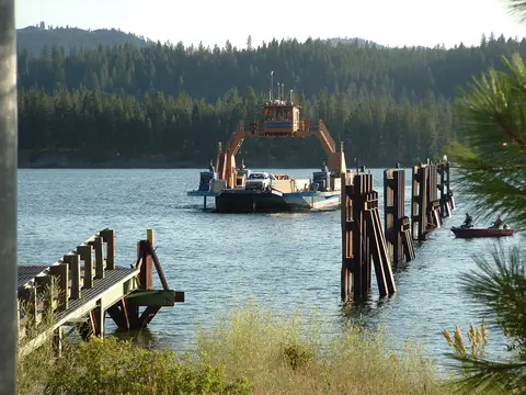 Gifford-Inchelium Ferry approaching dock.