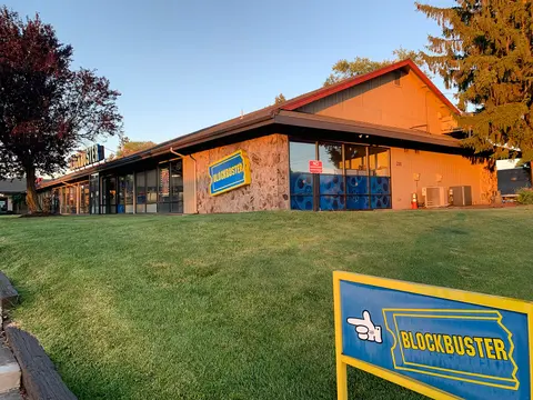 Storefront and lawn, The Last Blockbuster.