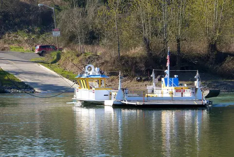 Buena Vista Ferry crossing the Willamette River.