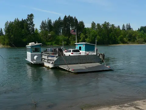 The Buena Vista Ferry crossing the Willamette.
