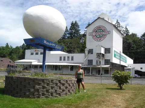World's Largest Egg monument in Winlock.