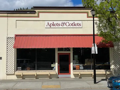 Storefront of Aplets & Cotlets Candy Kitchen.